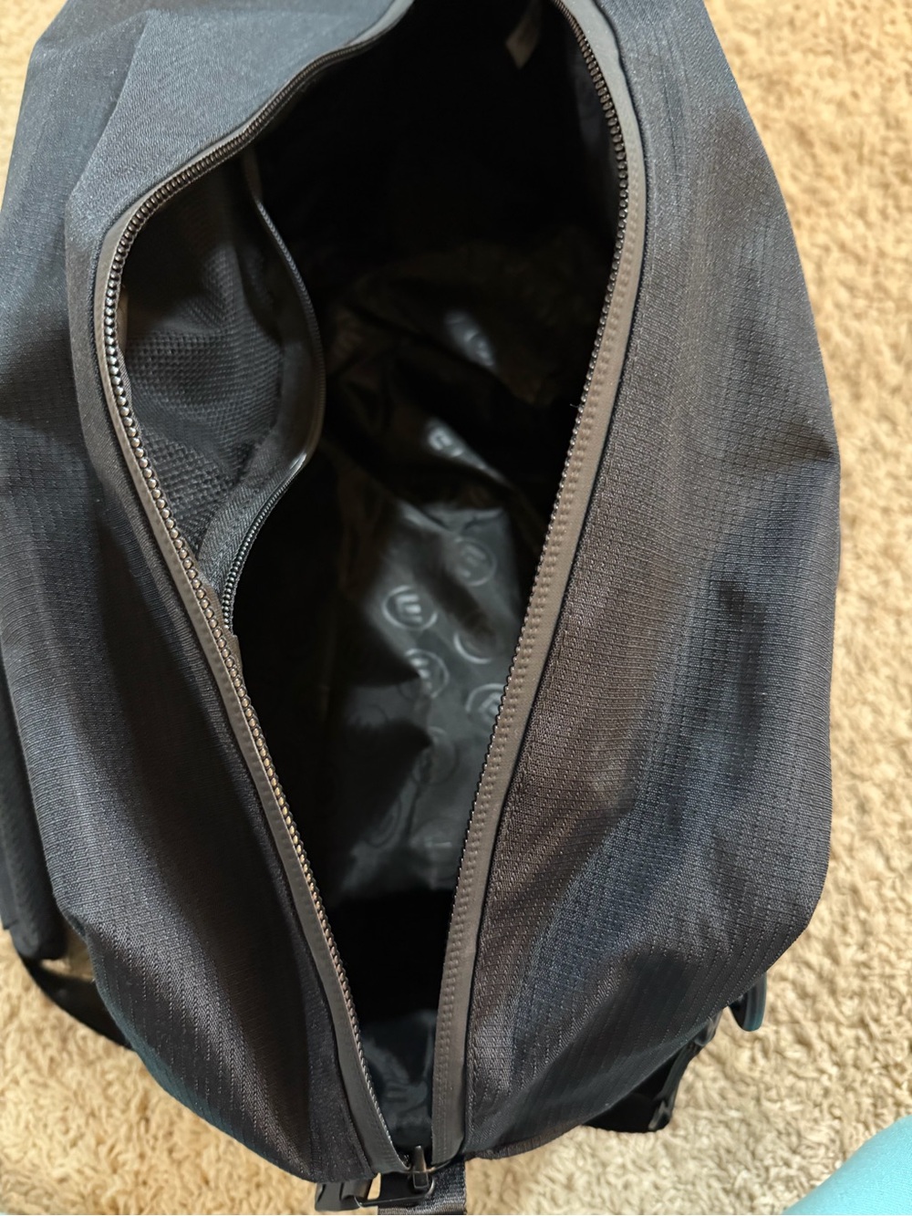 TravisMathew TMB200 Lateral Duffel Bag - Black - New with Tags - Picture 7 of 14
